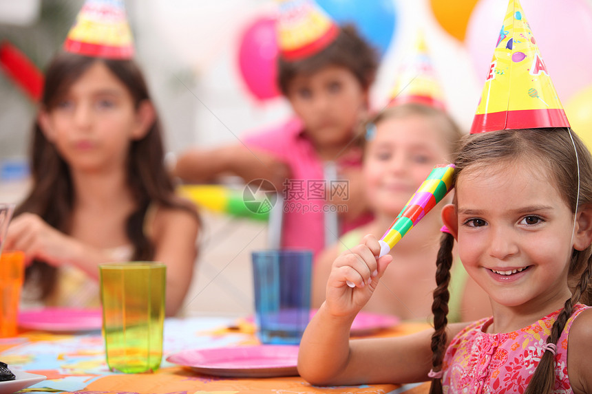 孩子生日晚会女性幸福乐趣派对桌子喜悦女孩展示气球帽子图片