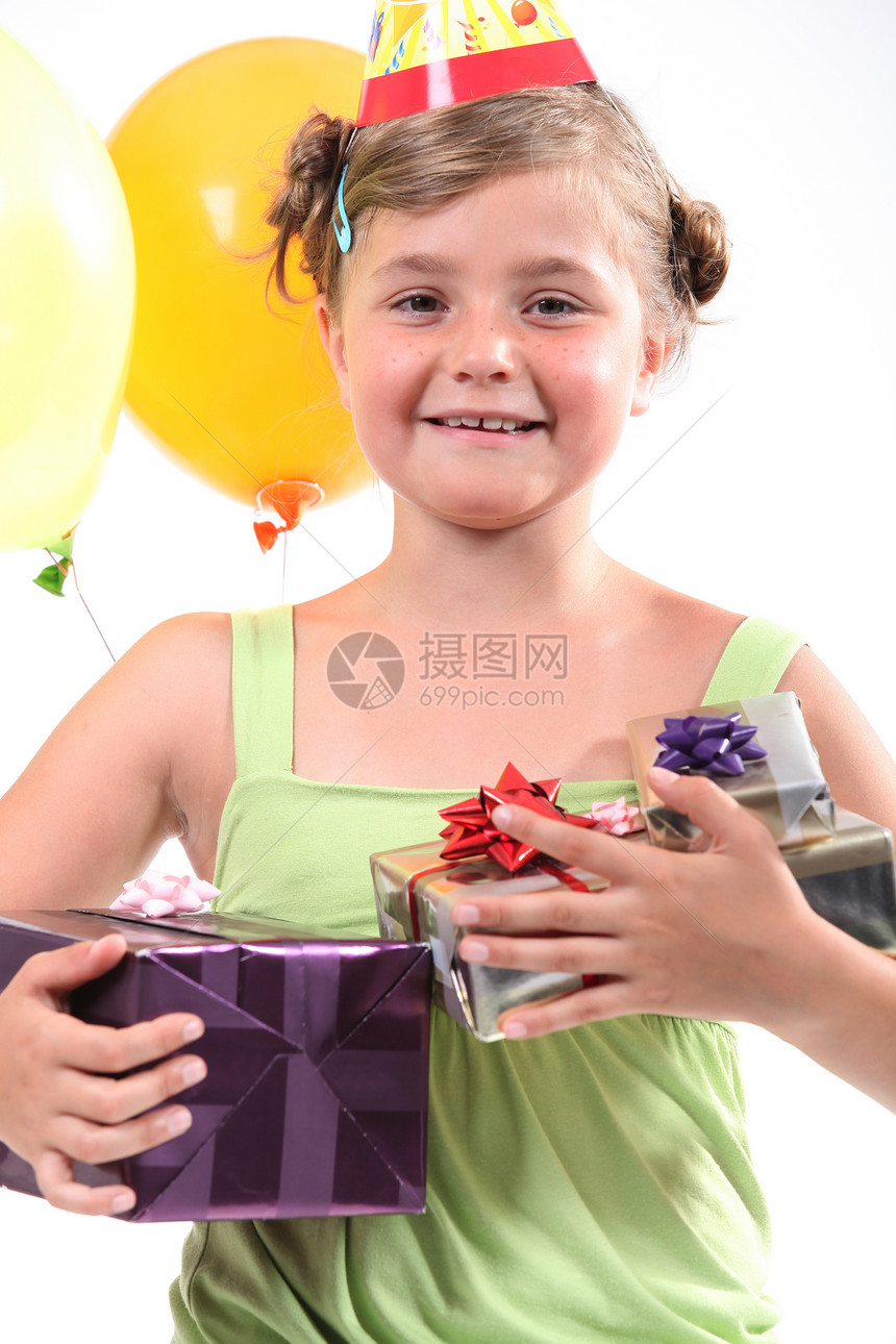 生日派对上的小姑娘 有好多礼物的生日晚会图片