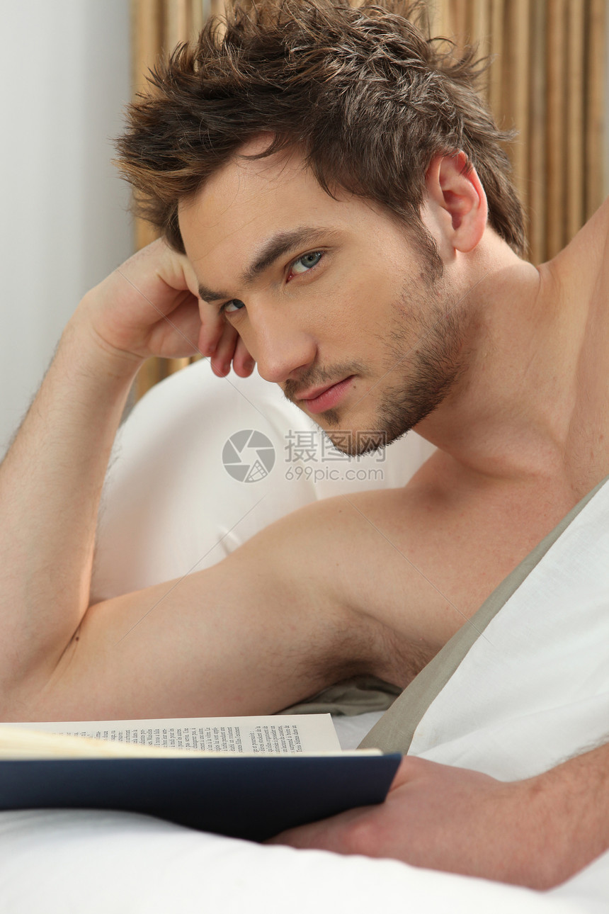 年轻人在床上读书图片