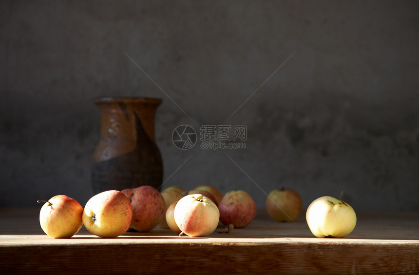 苹果和粘土罐图片
