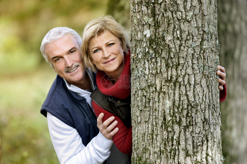躲在树后面的情侣倾斜恋人公园间谍父母森林压痛微笑游戏农村图片