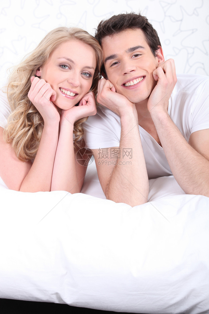 幸福的情侣躺在床上夫妻闲暇女朋友男朋友亲热倾斜姐姐朋友们女性男人图片