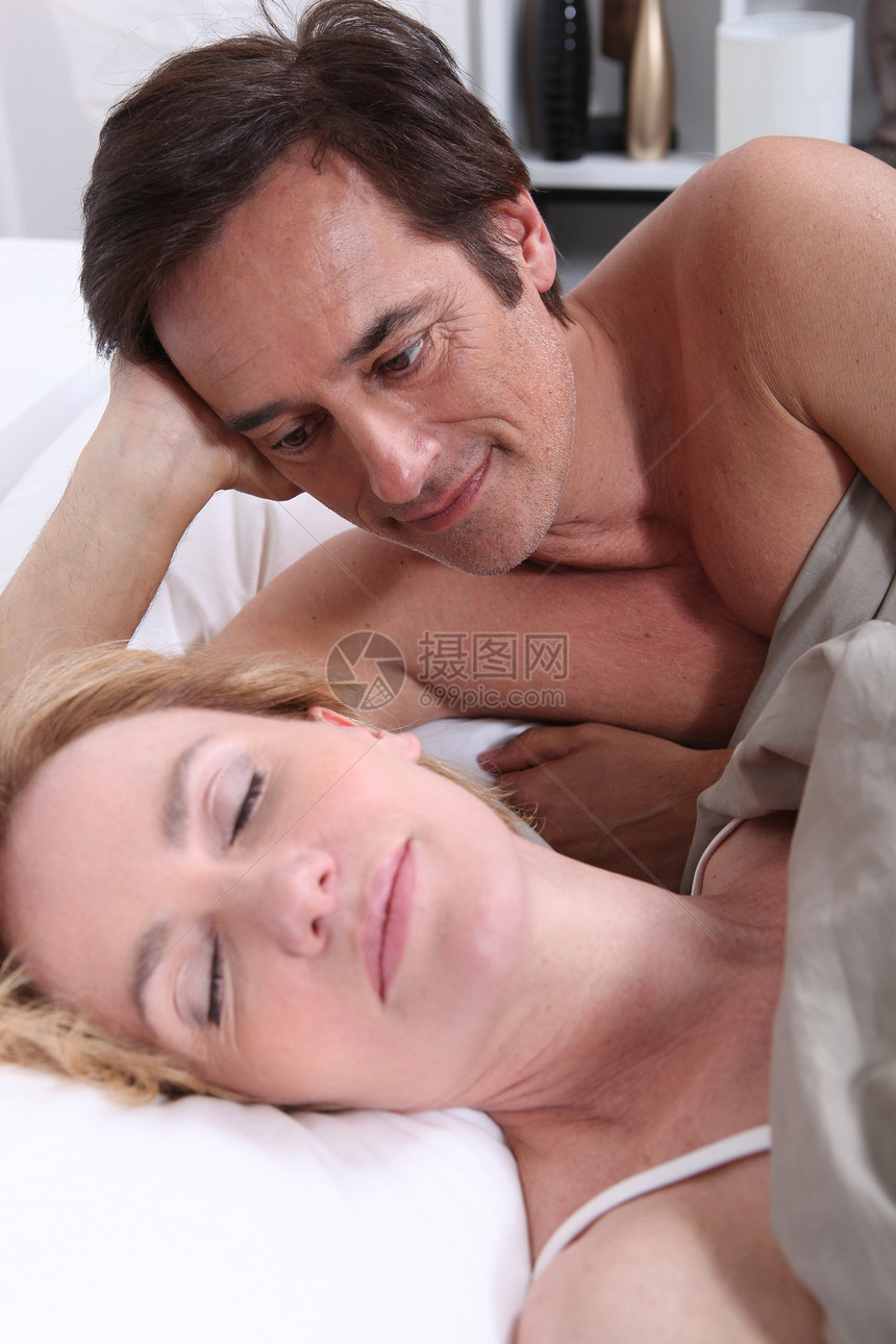 男人看着女人睡觉图片
