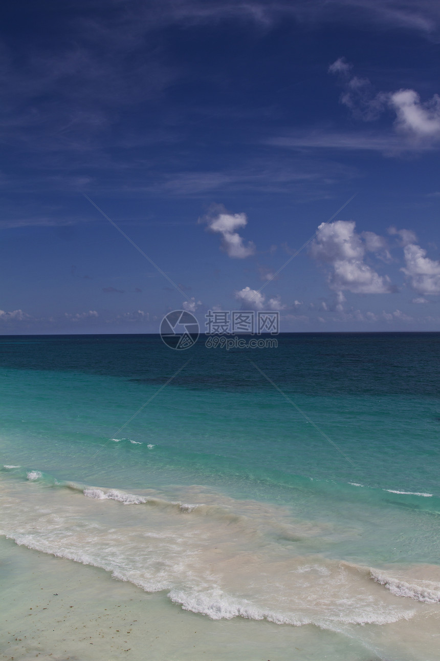 海滩和天空热带旅行假期旅游白色蓝色海湾海洋图片