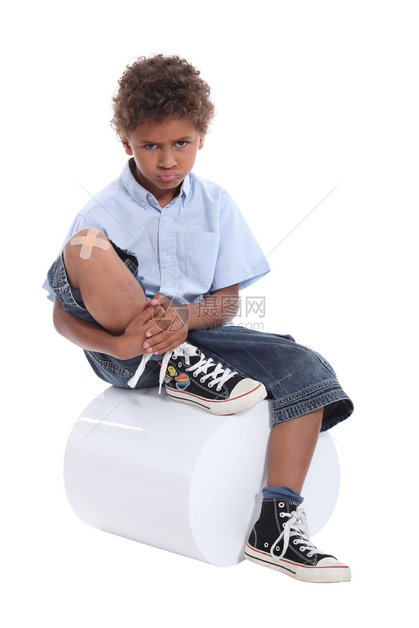 小男孩膝盖上贴着石膏图片