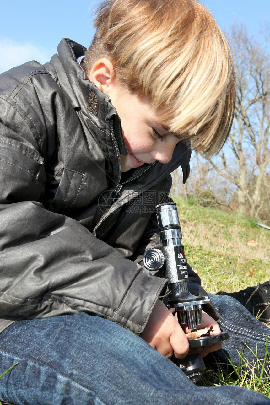 使用显微镜的小男孩图片