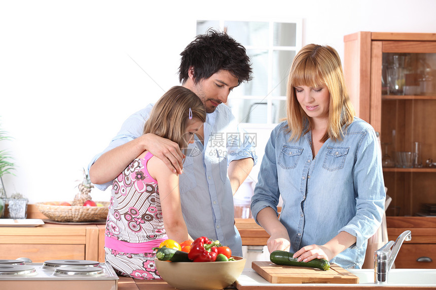 厨房里的年轻家庭图片