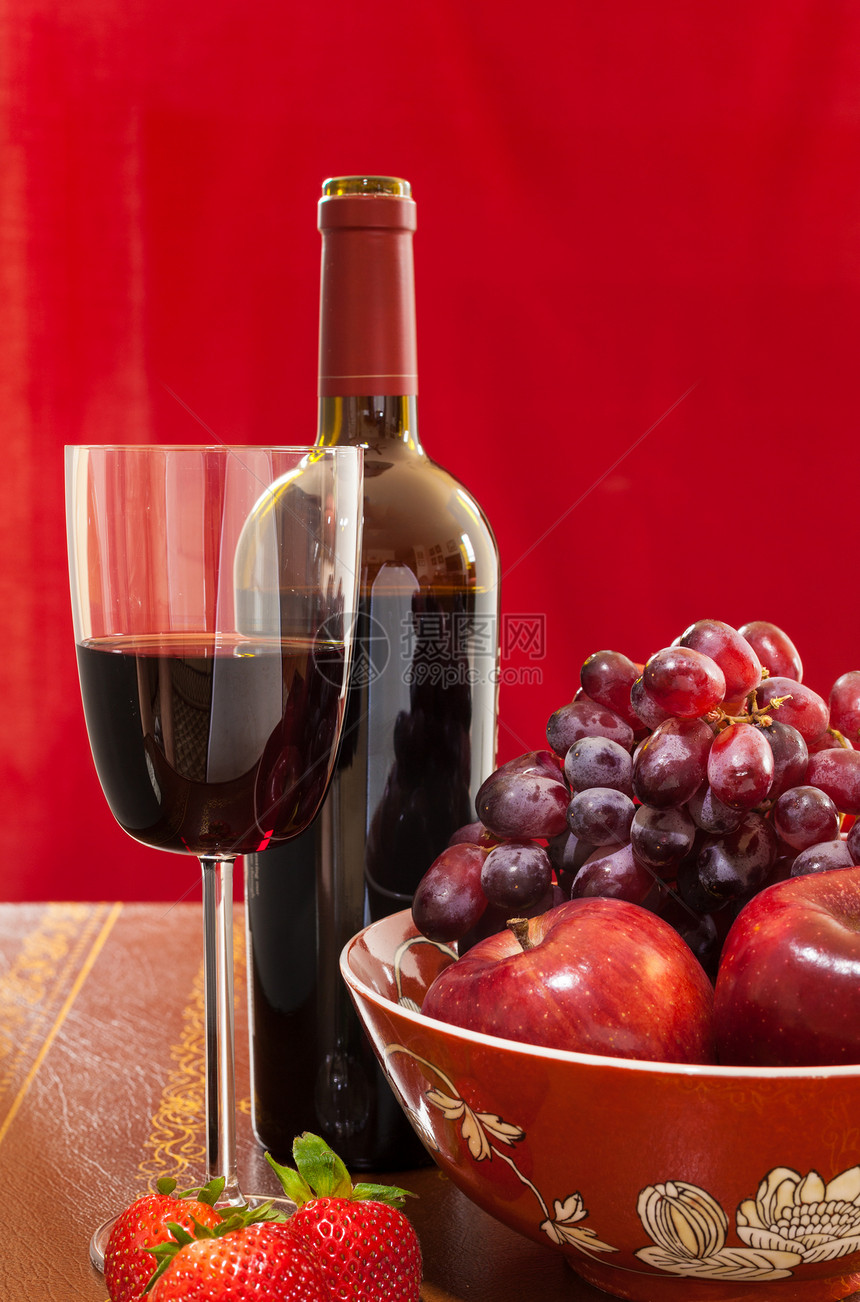 红酒瓶和玻璃水果瓶子饮料酒精紫色午餐红色美味野餐小吃工作室图片