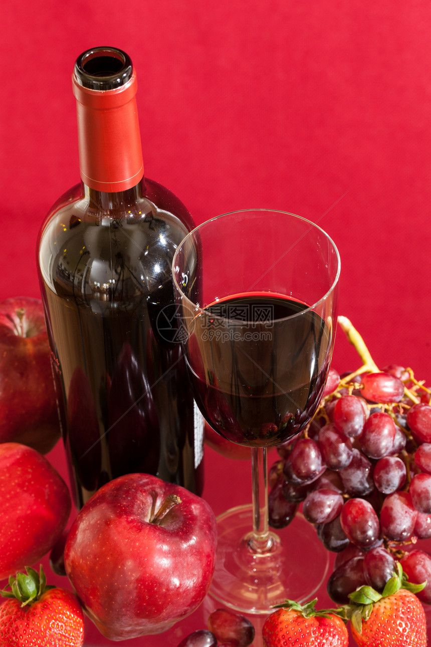 红酒瓶和玻璃水果美味小吃野餐酒精红色饮料工作室紫色午餐瓶子图片