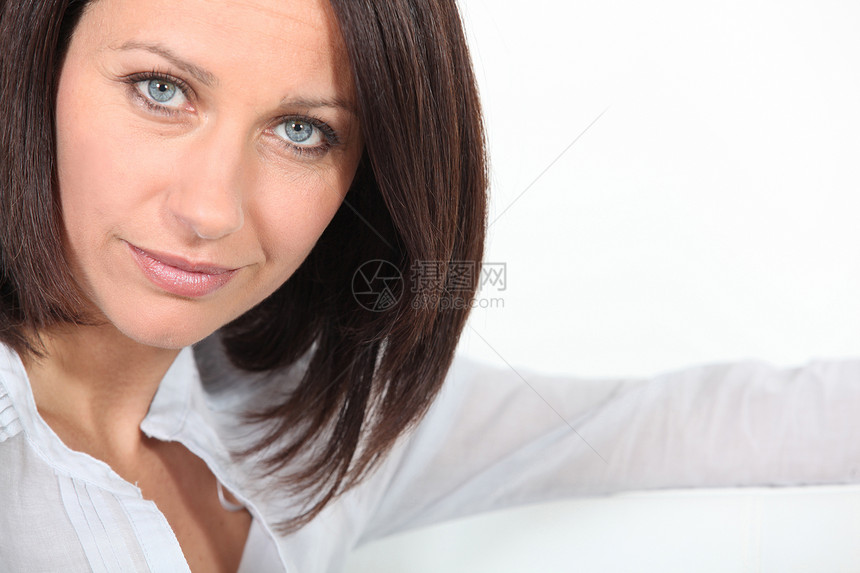 中年妇女的肖像黑发空白表情感情蓝色头发白色石质女士棕色图片