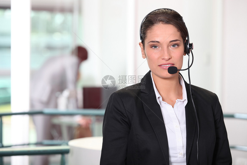 戴头耳盔的妇女白色电话销售女士头发眼睛人像女性客户商业服务图片