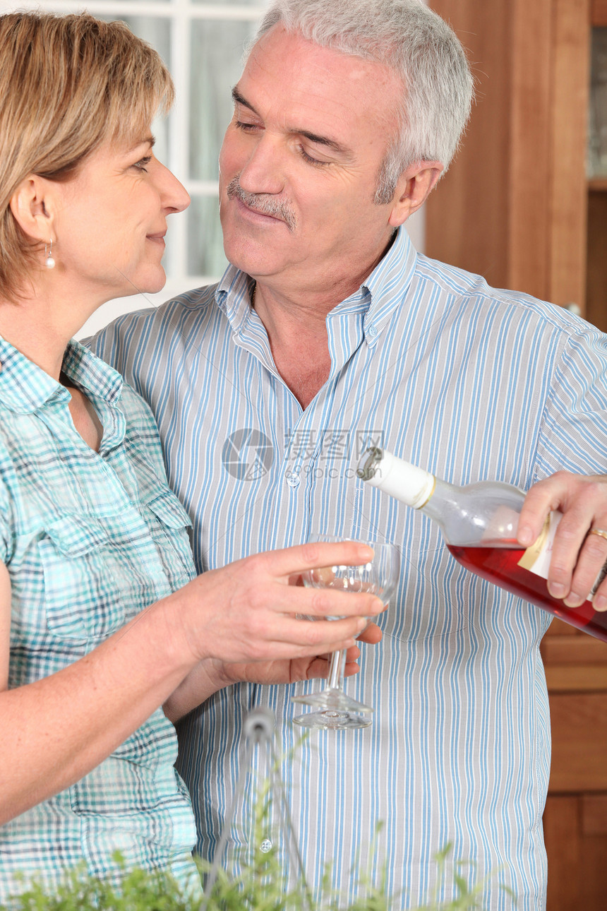 有葡萄酒的中年夫妇图片