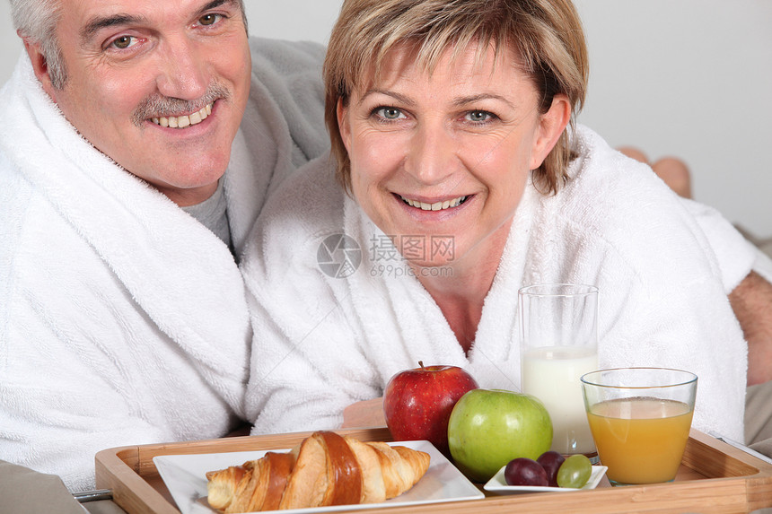 夫妇吃早餐夫妻生活幸福托盘女孩果汁男人羊角男性面包图片