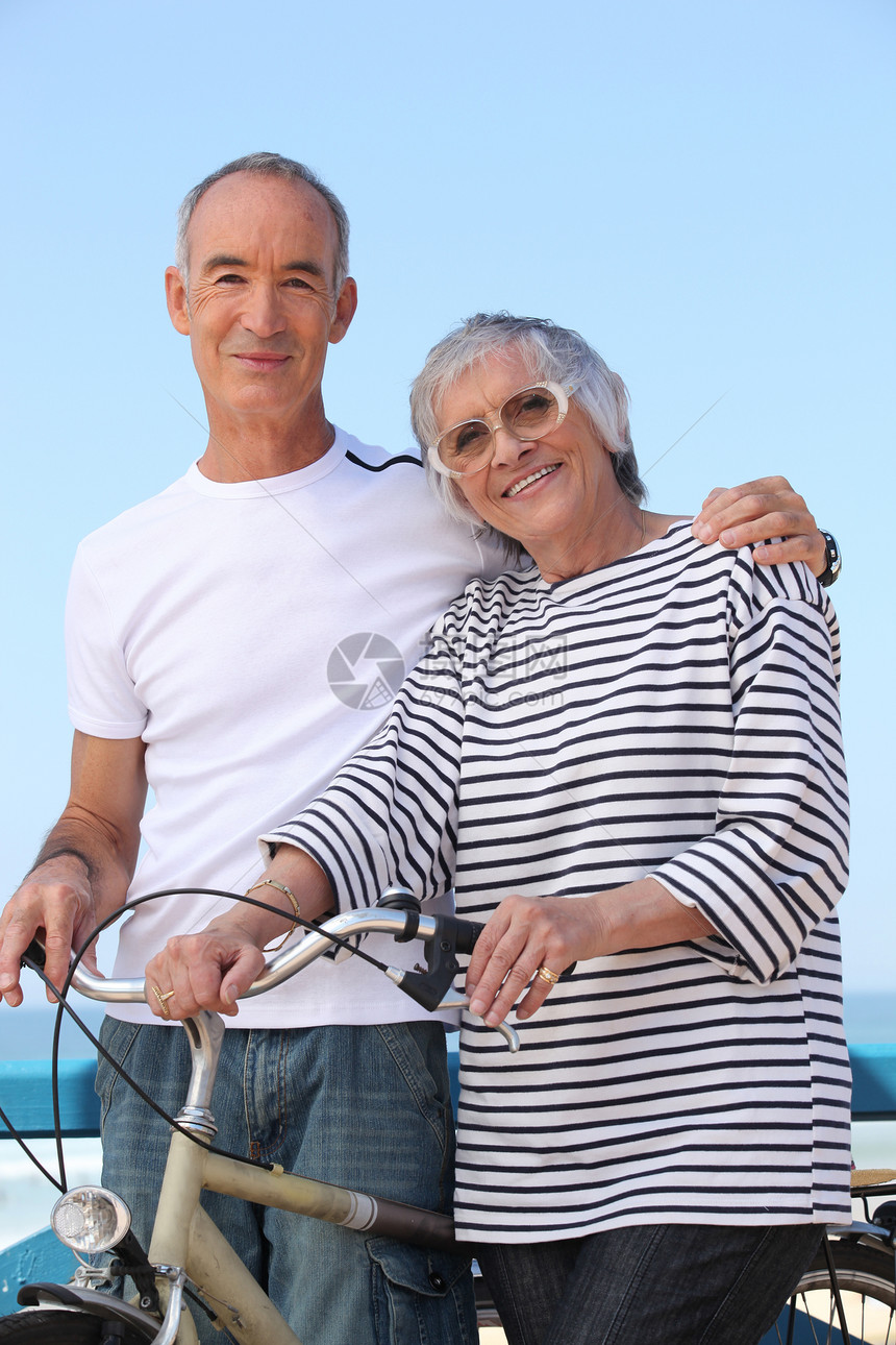 老年夫妇出外骑自行车图片