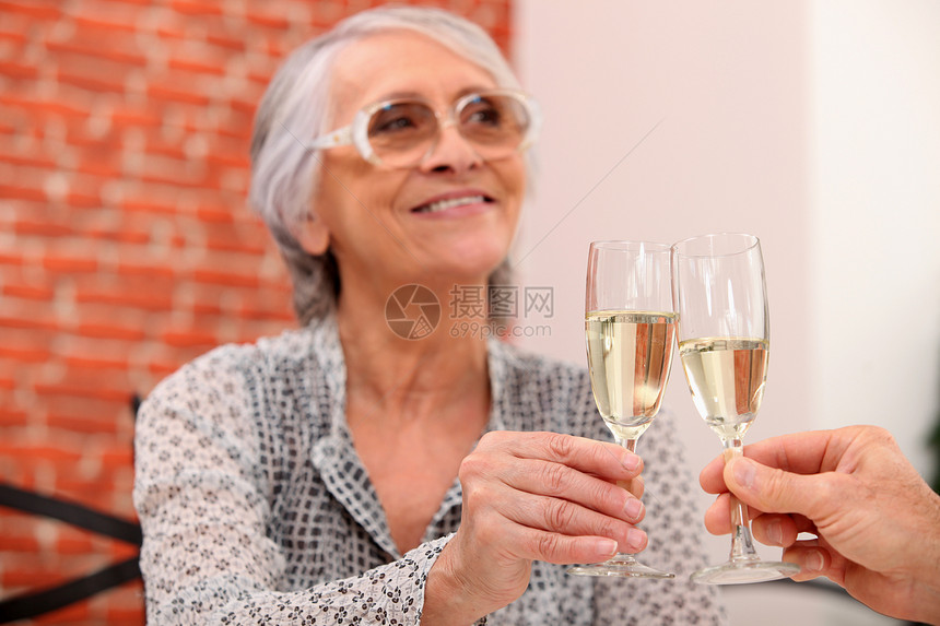 年长夫妇在餐厅敬酒图片