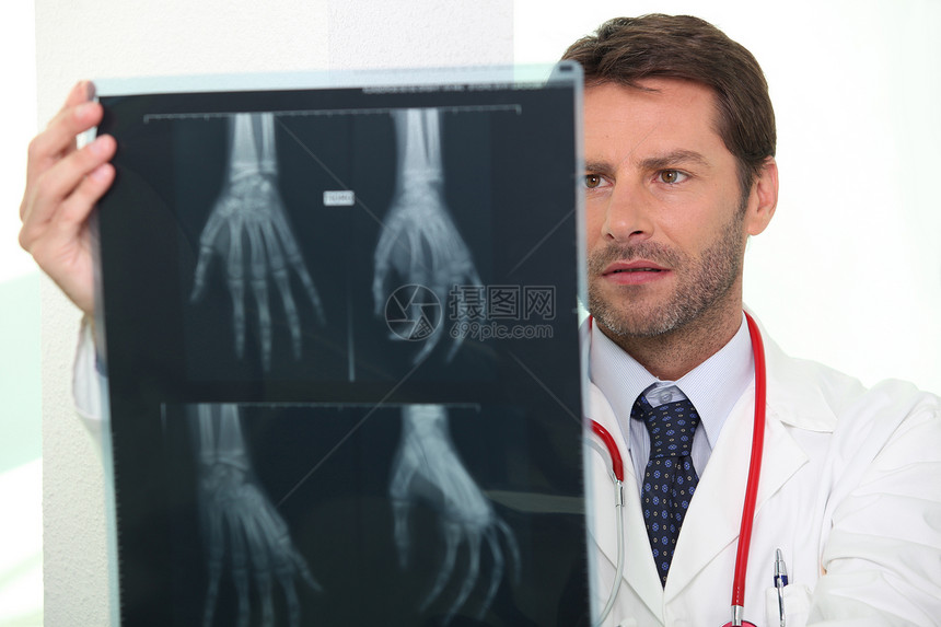 医生看X光棕色男人外科男性工作骨头诊所手术领带外套图片