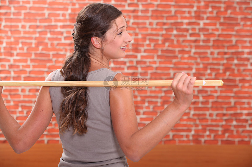 女人用棍棒锻炼图片