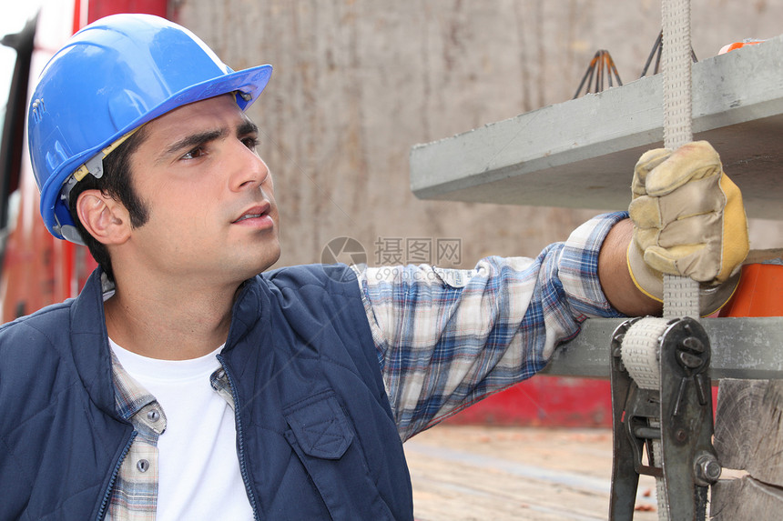 工地建筑工人专注工程师建筑男人工作劳动承包商男性工人惊愕图片