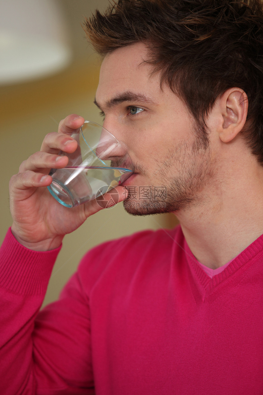 男人饮水杯图片