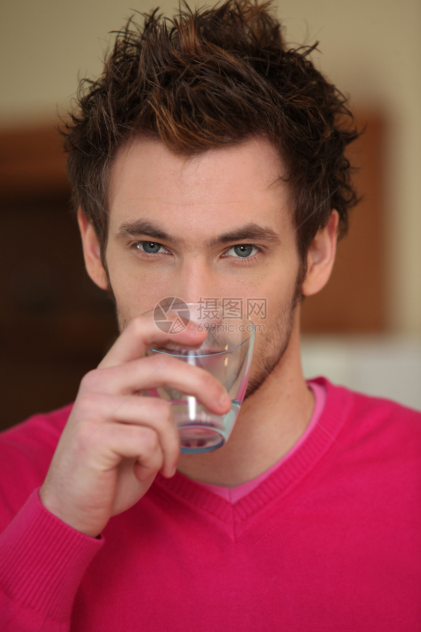 男子随意饮用水杯图片