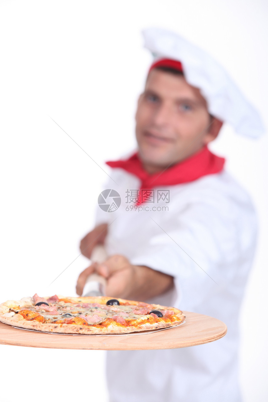 配木板的比萨大厨圆形小吃红色白色餐具食物烹饪黑色厨师烤箱图片