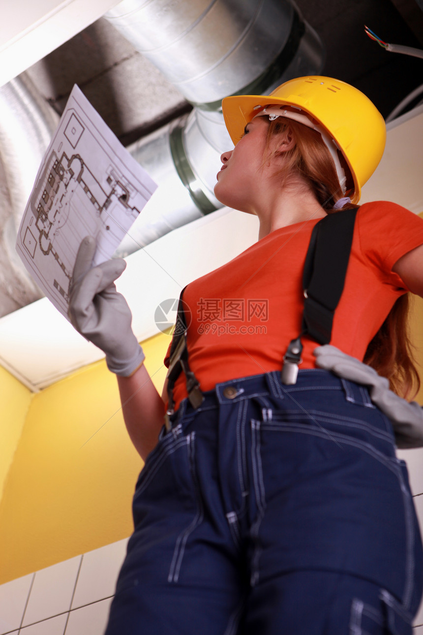 妇女看计划电工表面改革工匠知识安装管道女士工业漫画图片