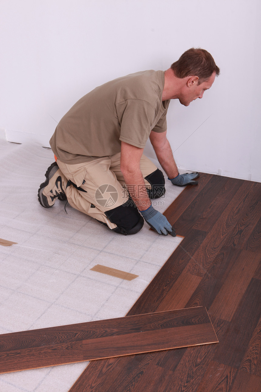 人铺层地板文件配置整容地面安全木头木地板男人家园劳动图片