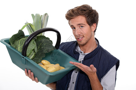 带蔬菜篮子的男子高清图片