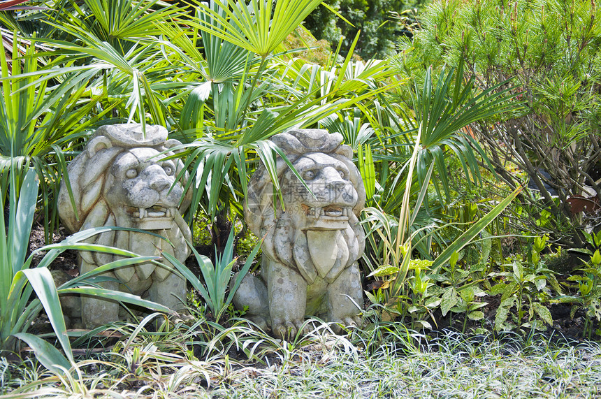 花园中的中国狮子雕像金子艺术文化监护人帝国金属装饰品博物馆城市石头图片