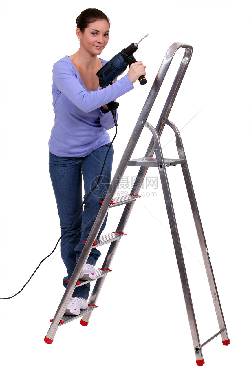 女人在有动力的梯子上图片
