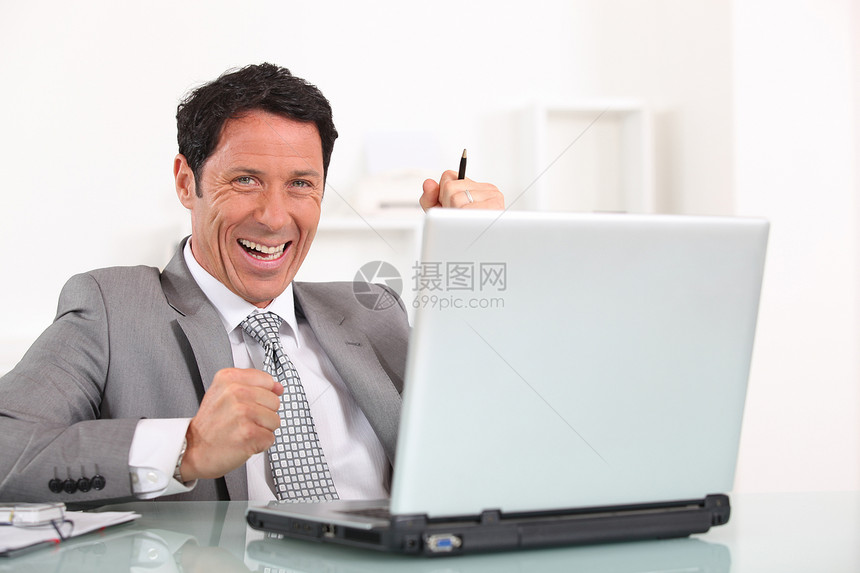 商务人士笑成就棕色男性男人电脑办公室白色笔记本导演人士图片