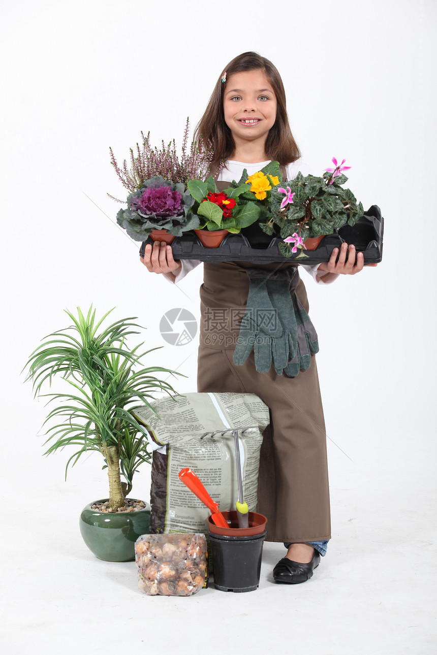 穿成花匠的小女孩图片