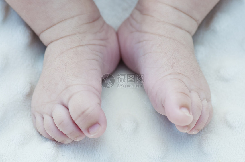 柔软的白毯子上的细细新生儿脚女孩女儿皮肤男生童年家庭说谎生活母亲婴儿图片