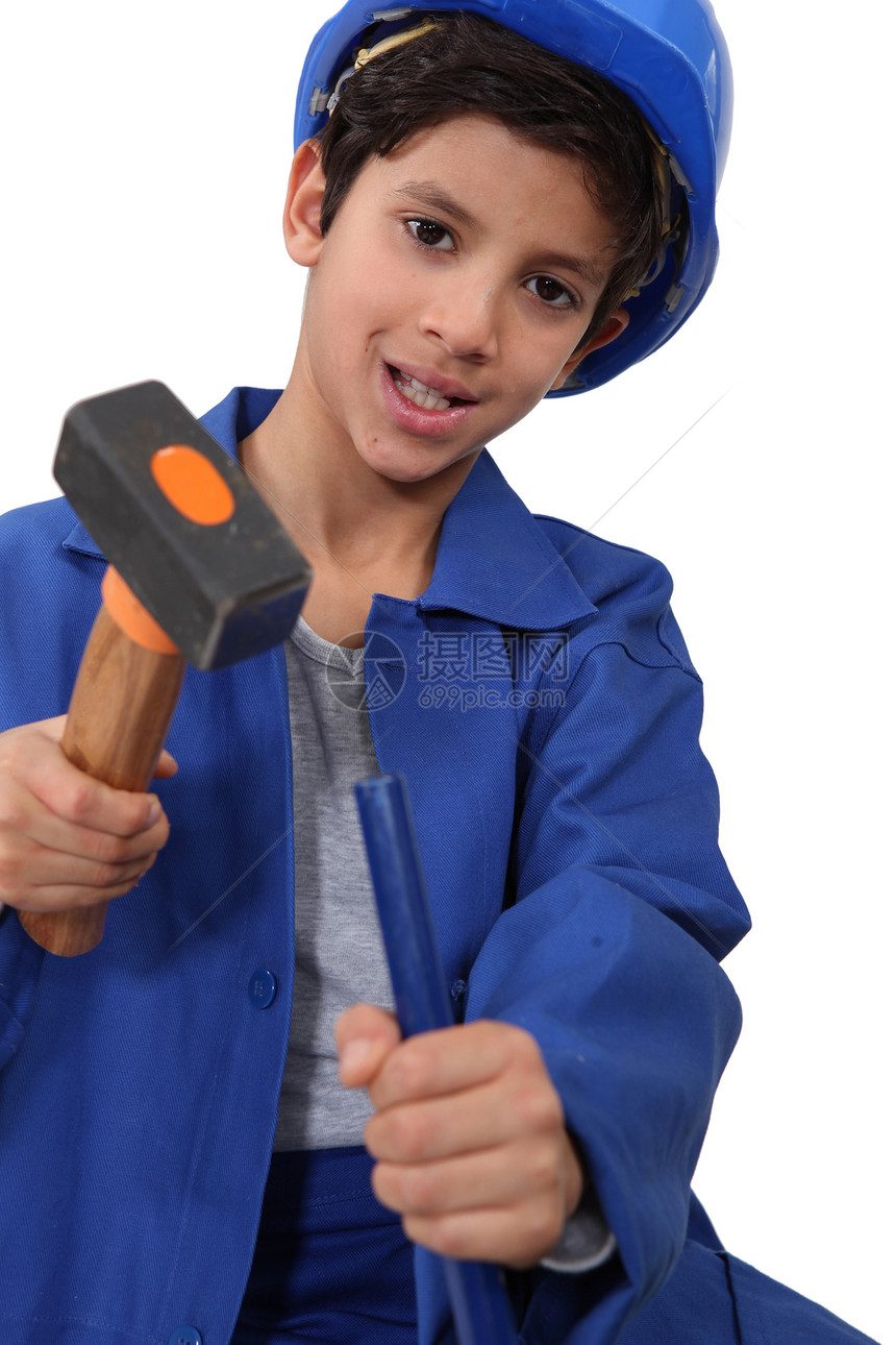 一个装扮成建筑工人 拿着锤子的孩子图片