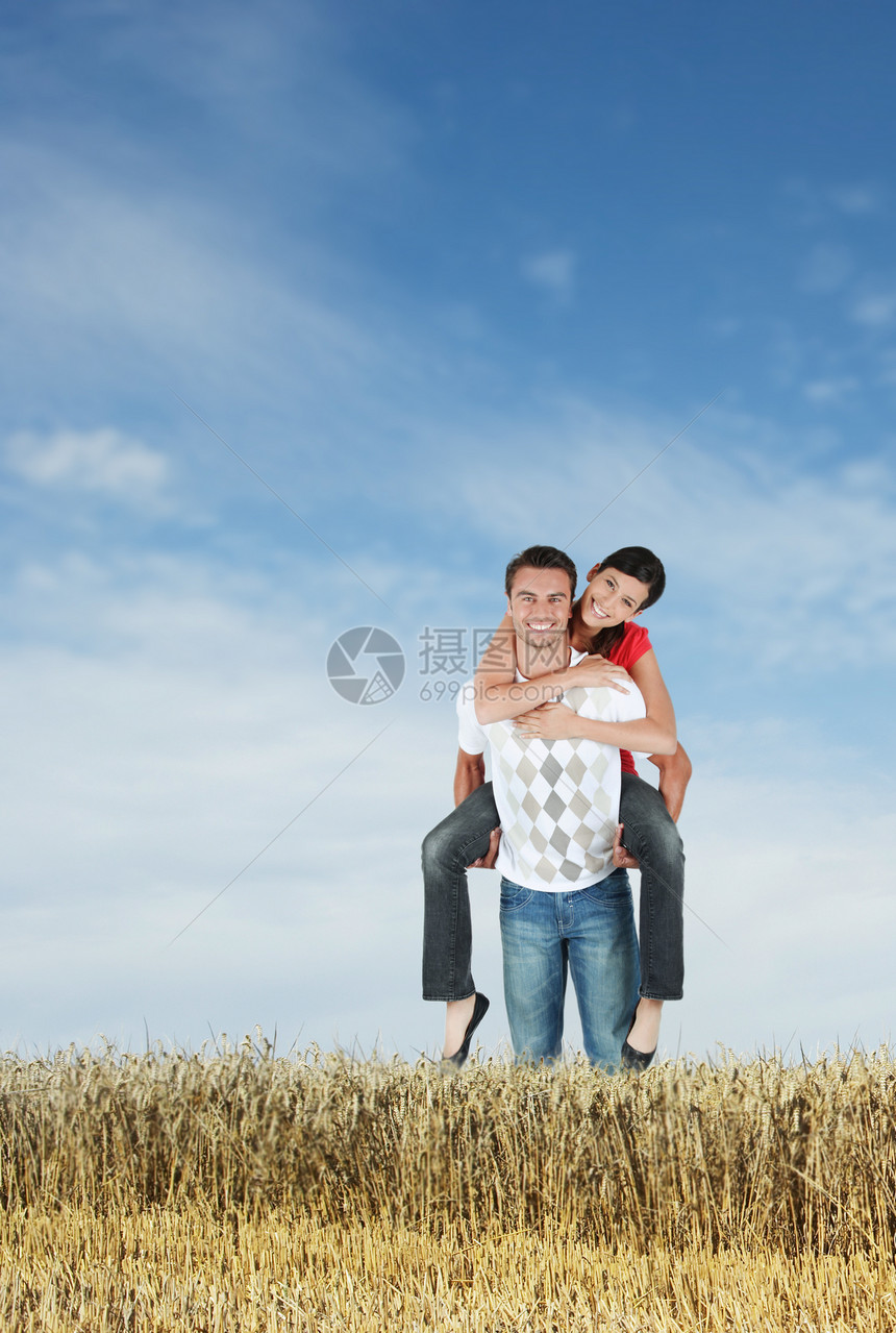 田野中的一对夫妇草地男人女士自由情人拥抱休息娱乐夫妻场地图片