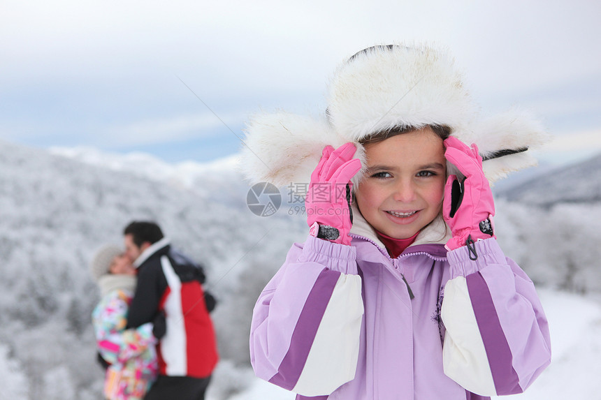 在父母身边下雪的小女孩图片