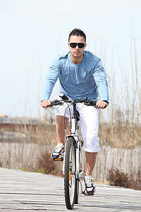 青年男子骑自行车伙计运动速度天气冒险男人远景骑术踏板旅行背景图片
