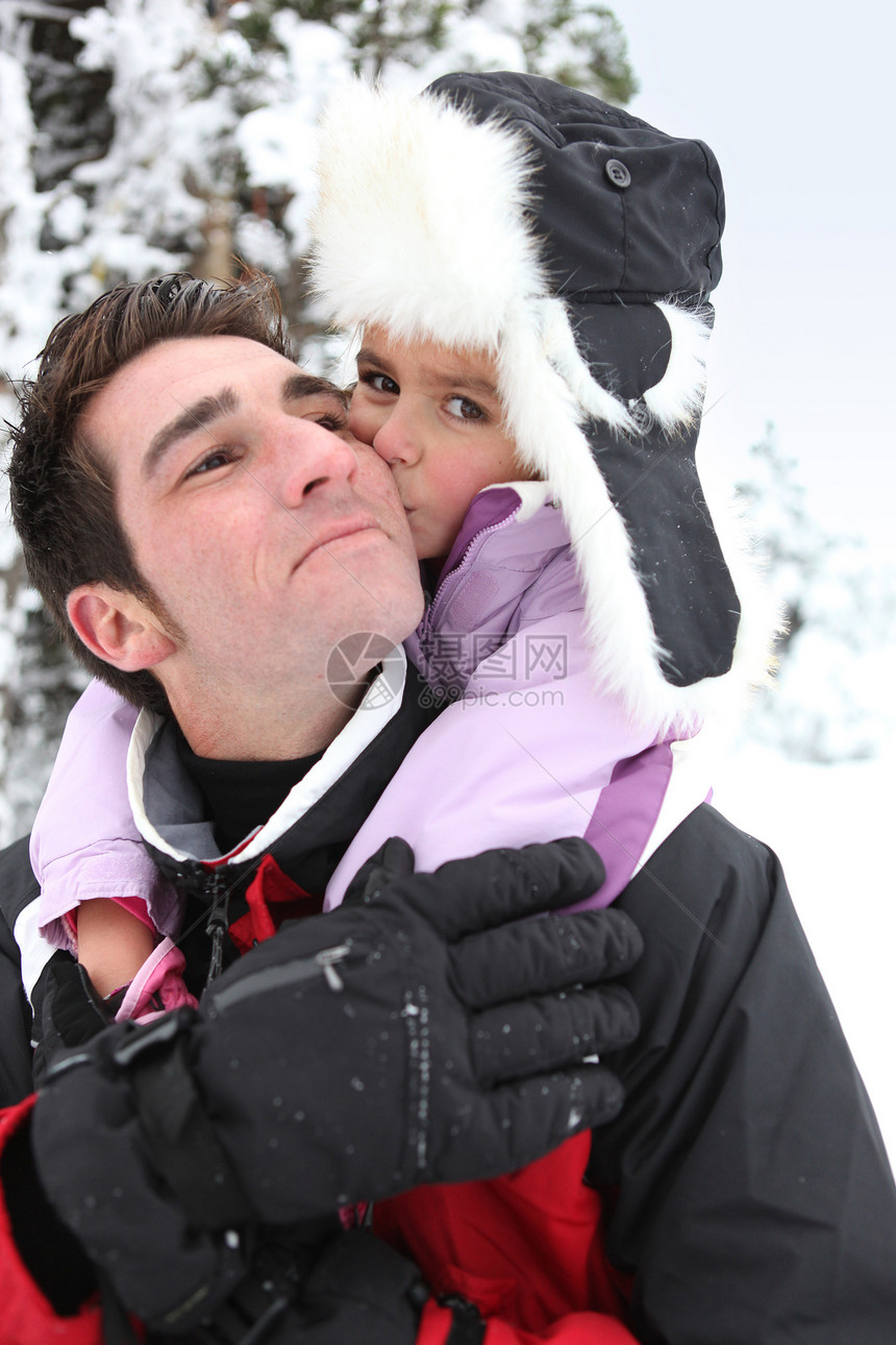 父亲让女儿在雪中背着女儿图片
