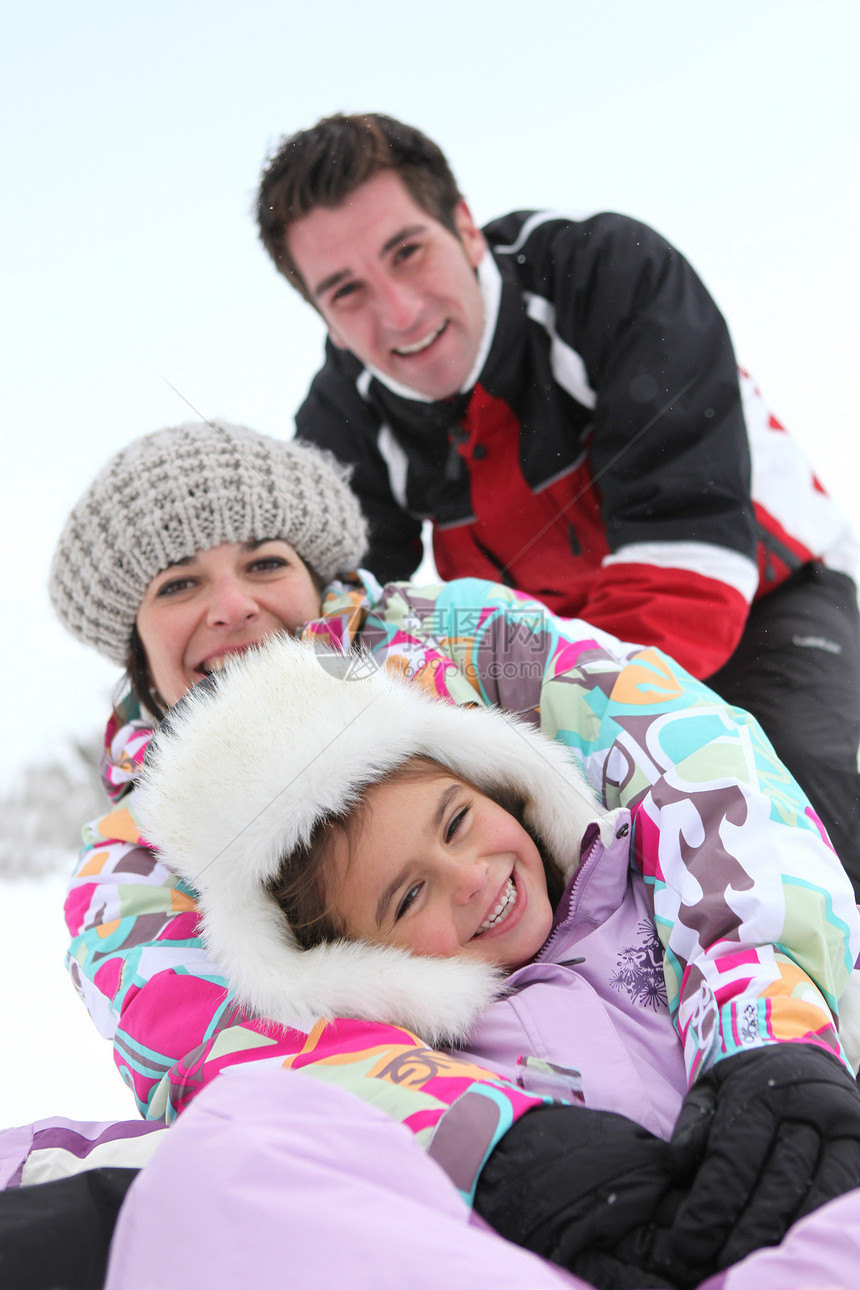 家庭在雪中玩耍孩子们母亲速度喜悦季节闲暇女儿安全乐趣时间图片