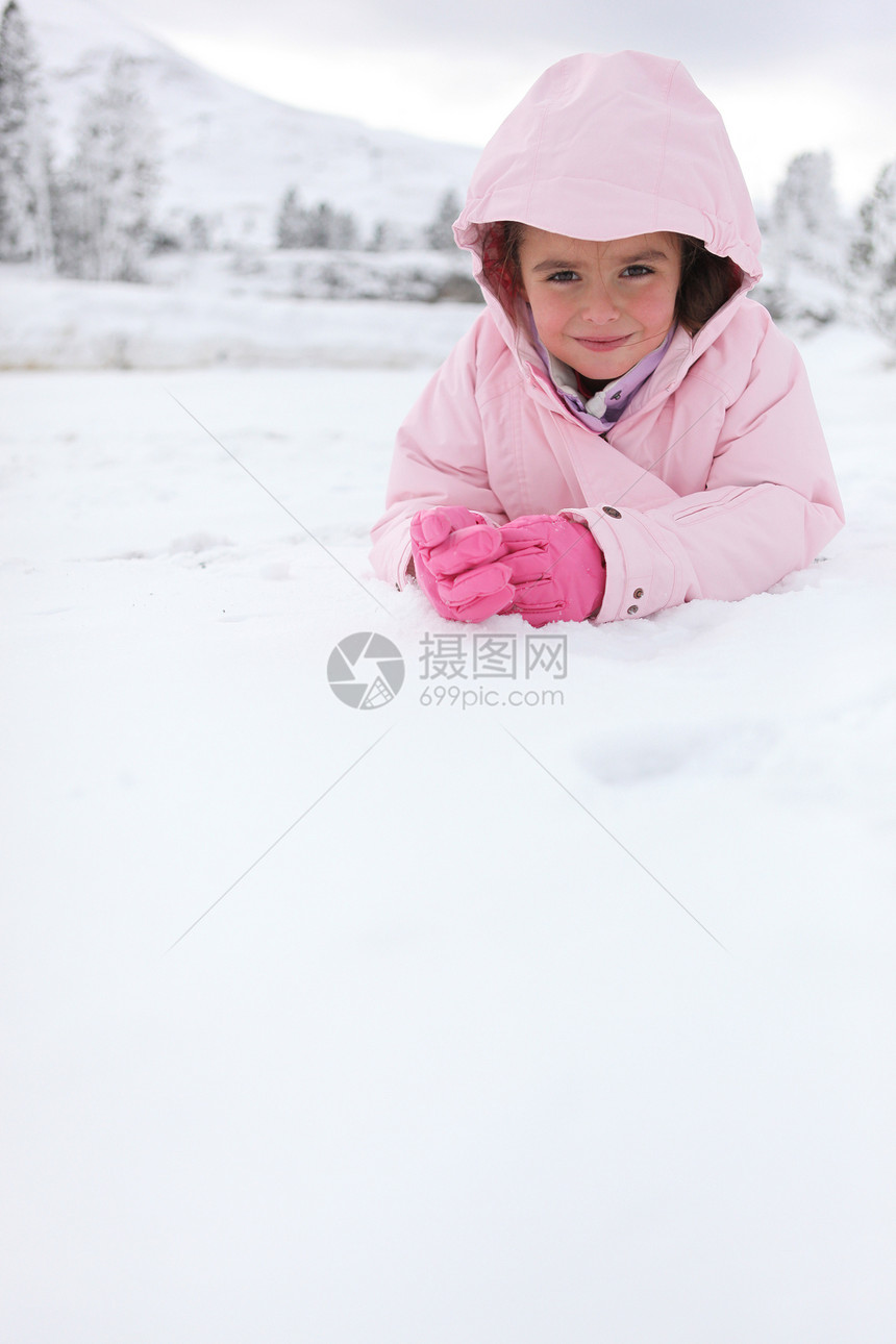 小女孩躺在雪中图片