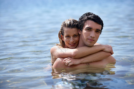夫妻在水中拥抱背景图片