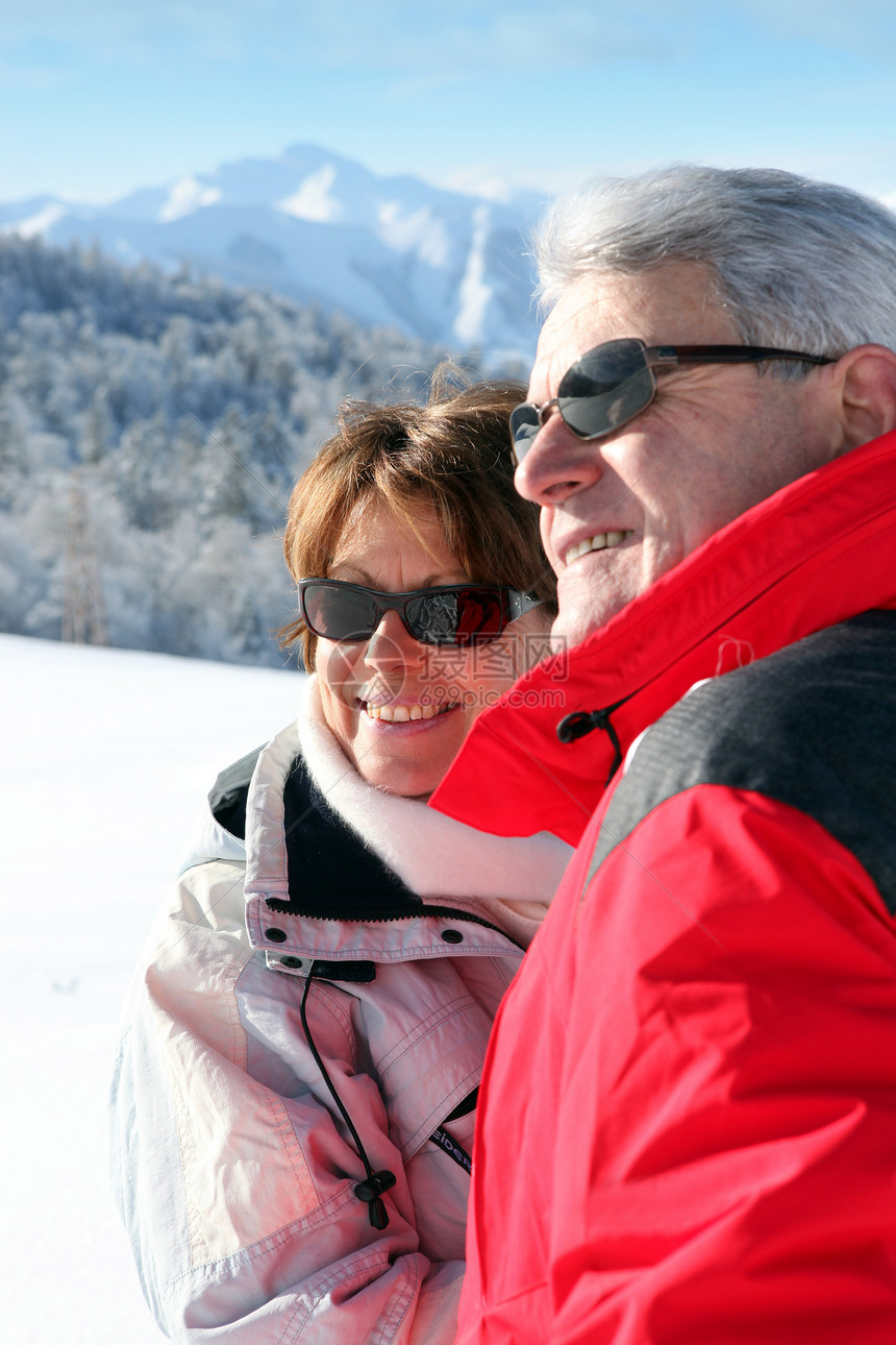 成人滑雪夫妇运动太阳滑雪者天空女性夫妻旅行男人女士男性图片