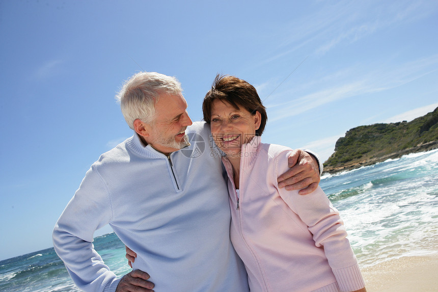 老年夫妇在海滩上行走男性相机水平肩膀妻子感情女性夫妻丈夫退休图片