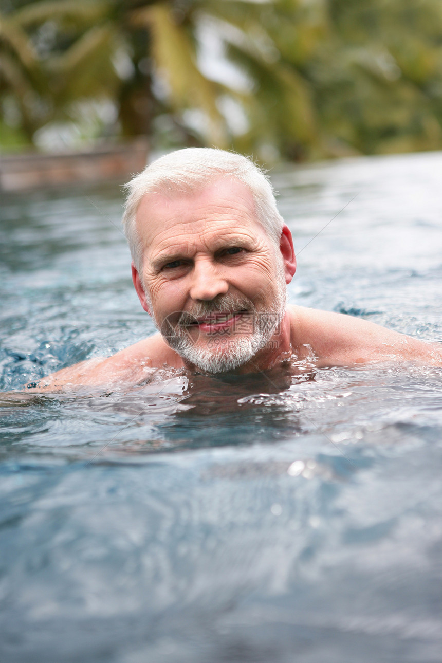 老年男子游泳活动波浪蓝色海滩男人成人涟漪乐趣人员运动图片