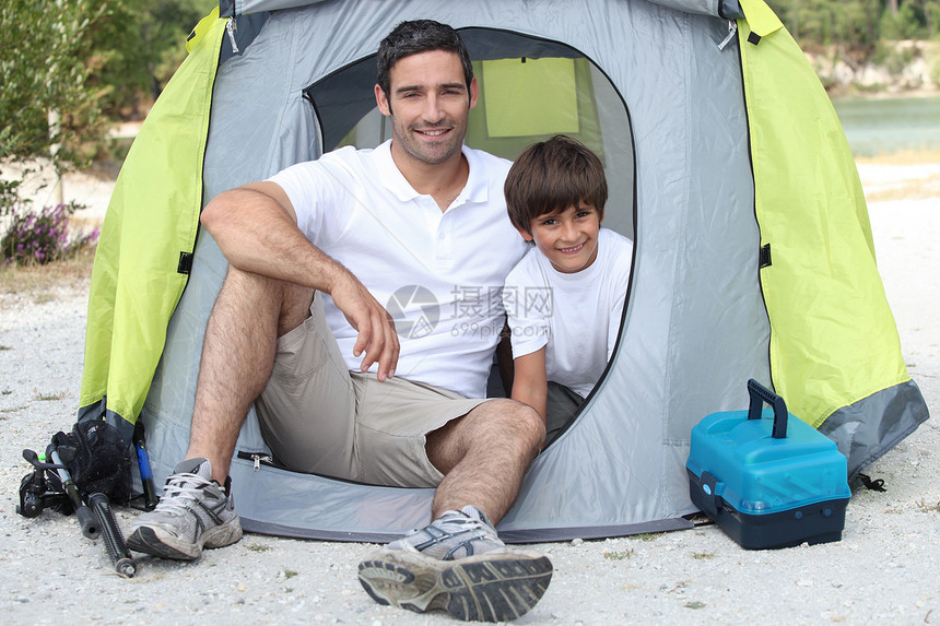 父亲和儿子的露营情感玩具乐趣衣服绿色游戏孩子家庭假期质量图片