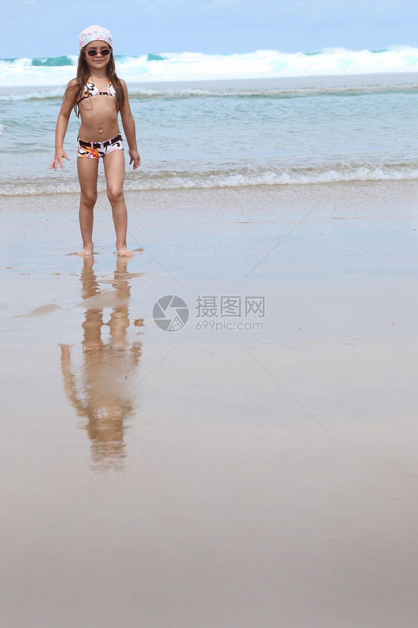 海滩上的小女孩组织孩子们备份童年孩子支撑太阳太阳镜比基尼冲压图片