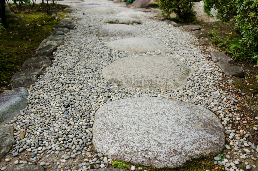 在日本花园中踩石块图片