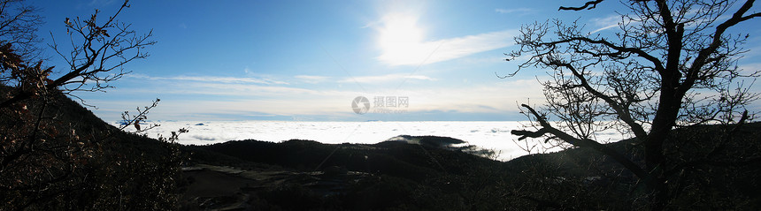 下雪山冻结岩石荒野地块爬坡远足天空全景蓝色顶峰图片