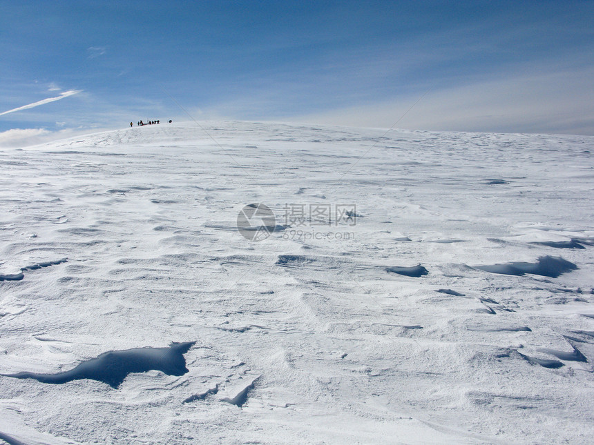 下雪山荒野旅行蓝色风景寒冷远足顶峰滑雪岩石全景图片