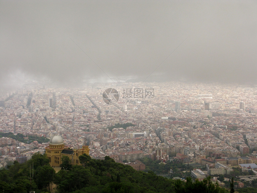 巴塞罗那在雨云下图片